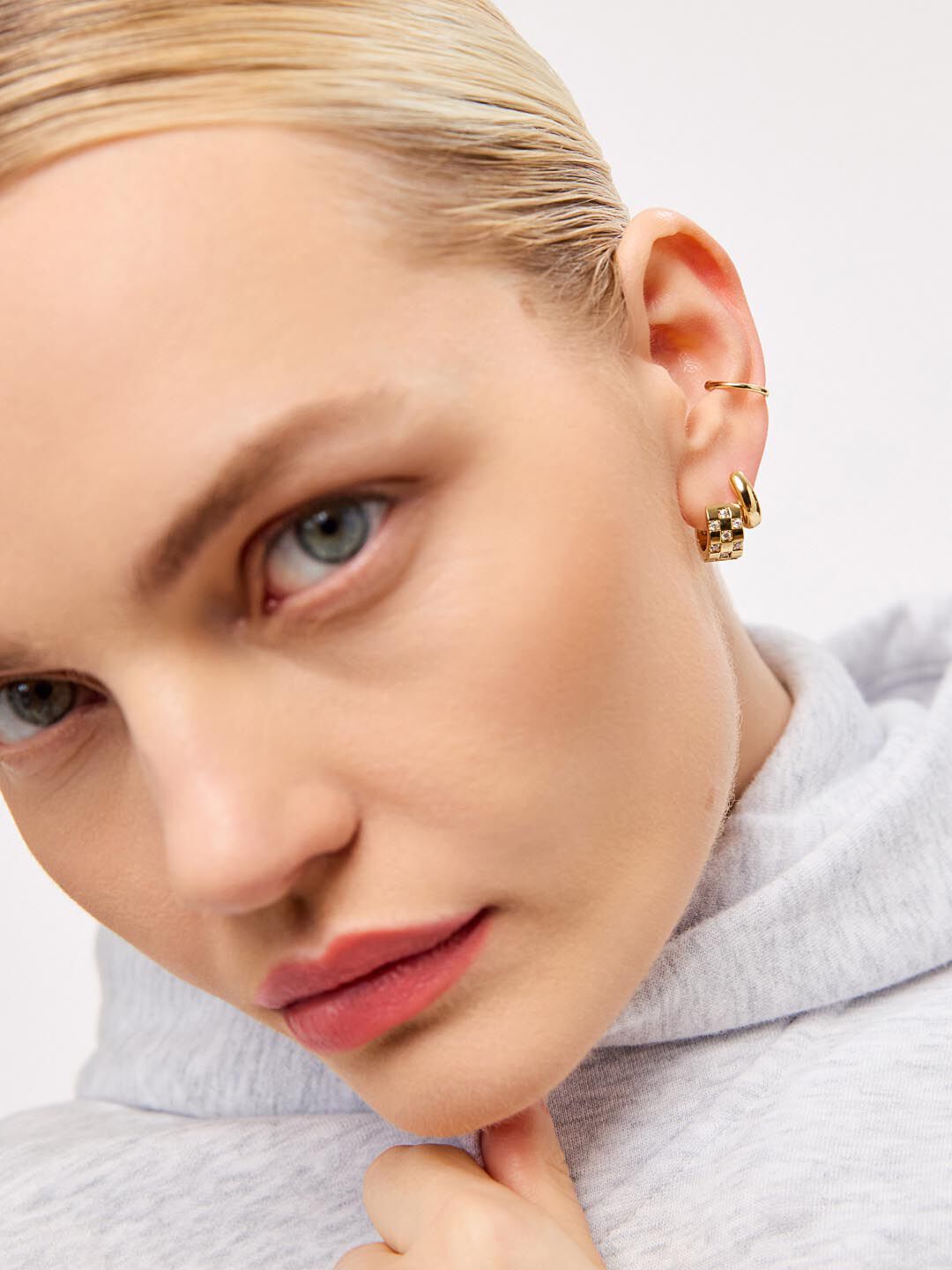 Bold Huggie Hoops - Giulia, GOLD, alternate image number 5