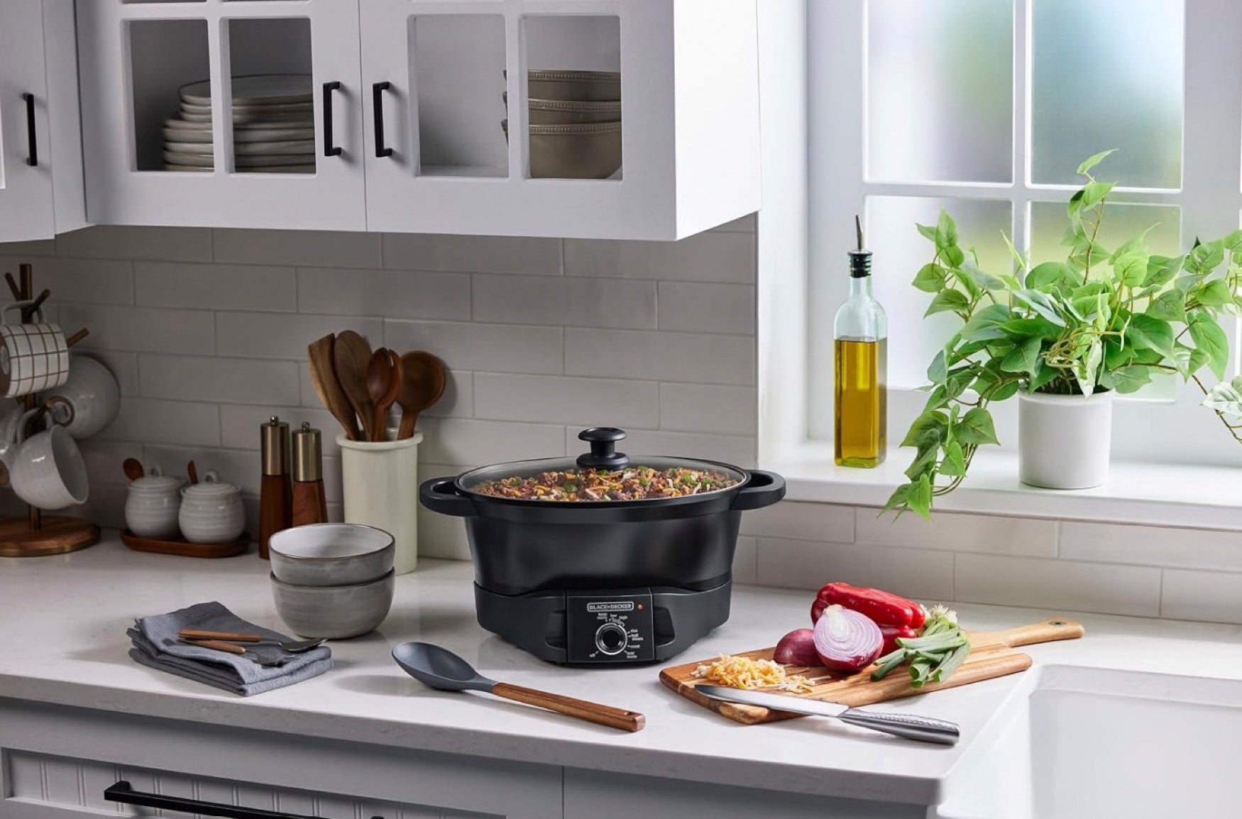 Black & Decker 7QT Multicooker Heat and Eat Technology image number 1
