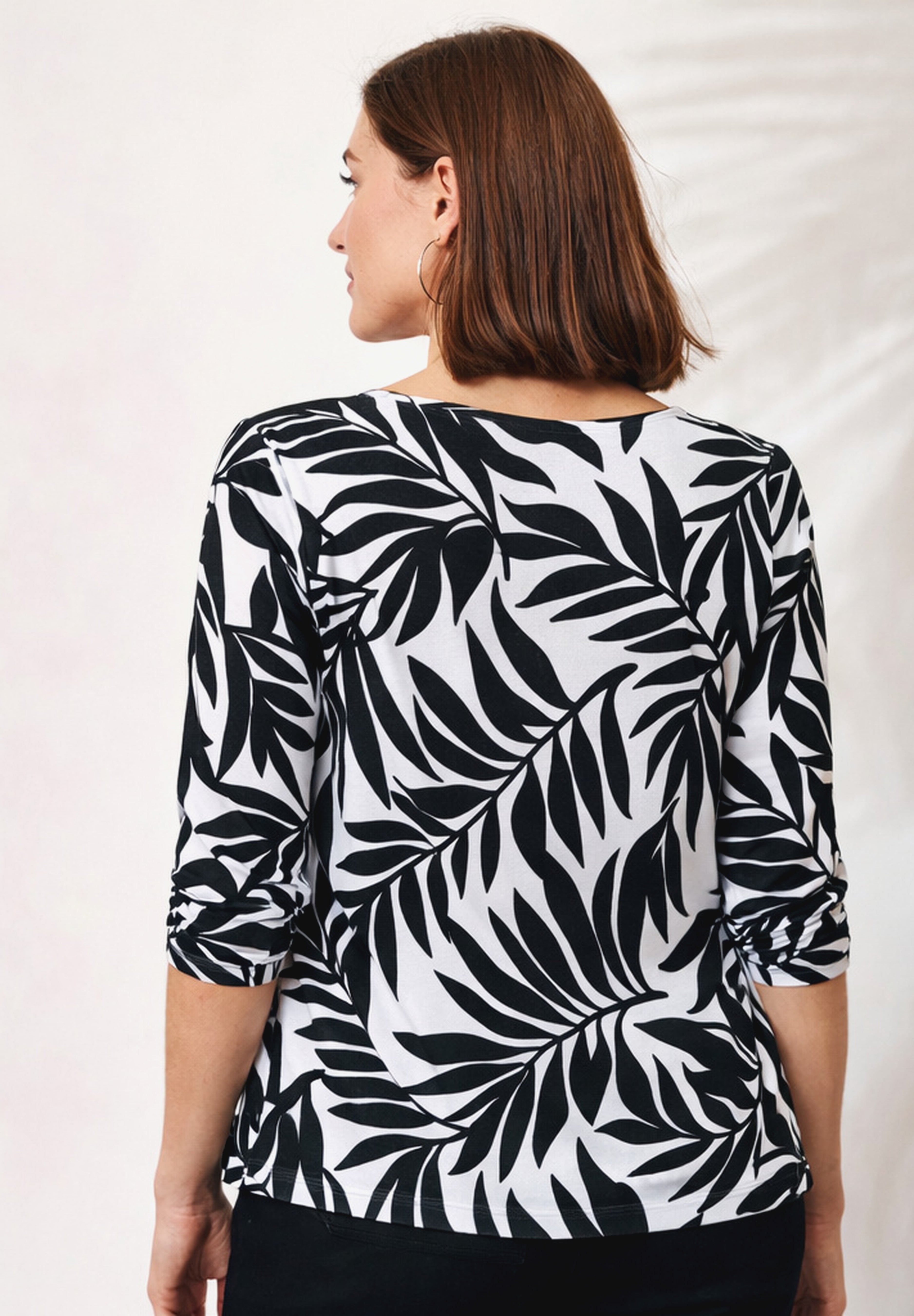 Stretch Cotton Scoop Neck Tee image number 2