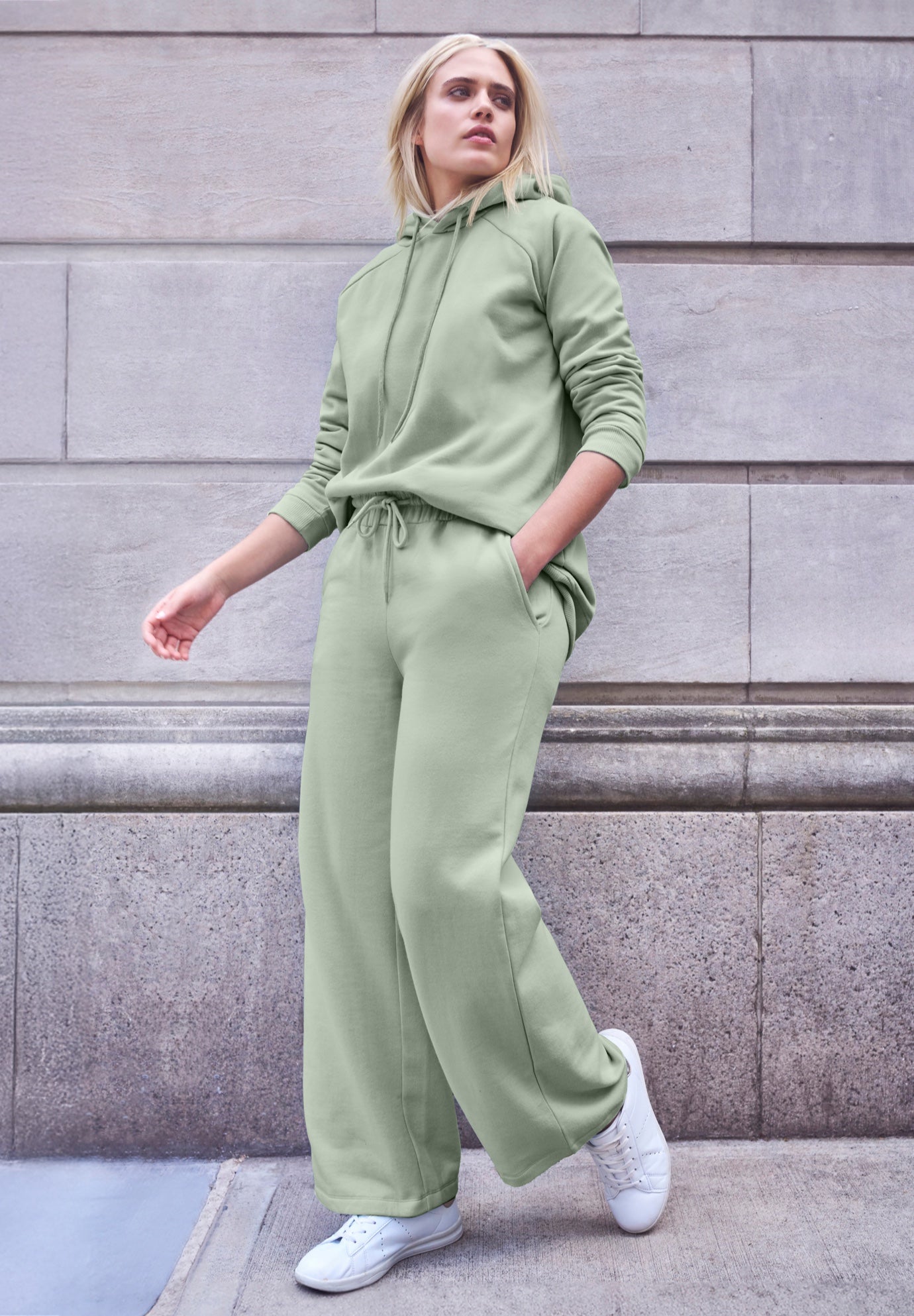 Wide Leg Fleece Sweatpant With Drawstring Waist image number 0