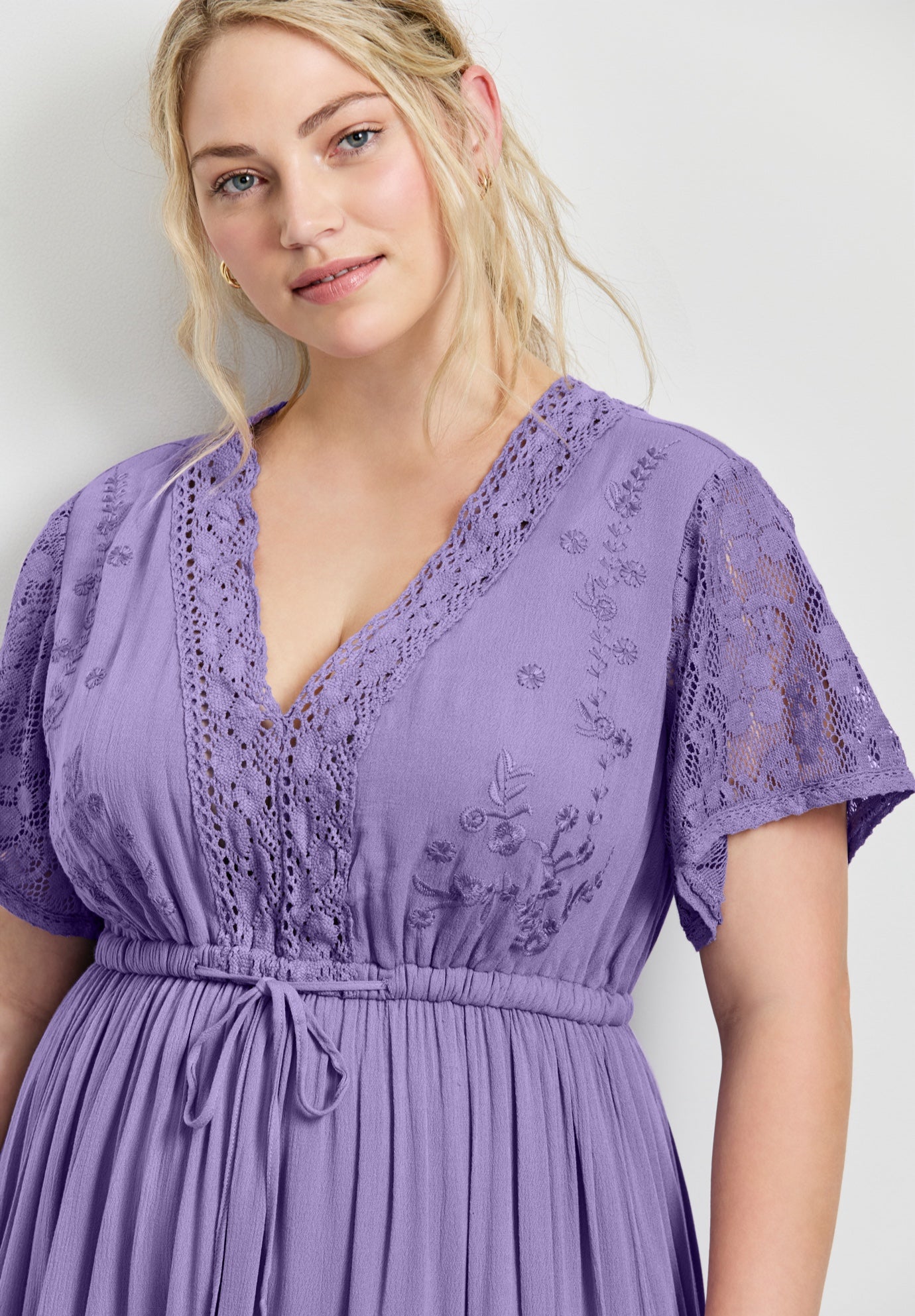 Raven Lace Maxi Dress image number 3