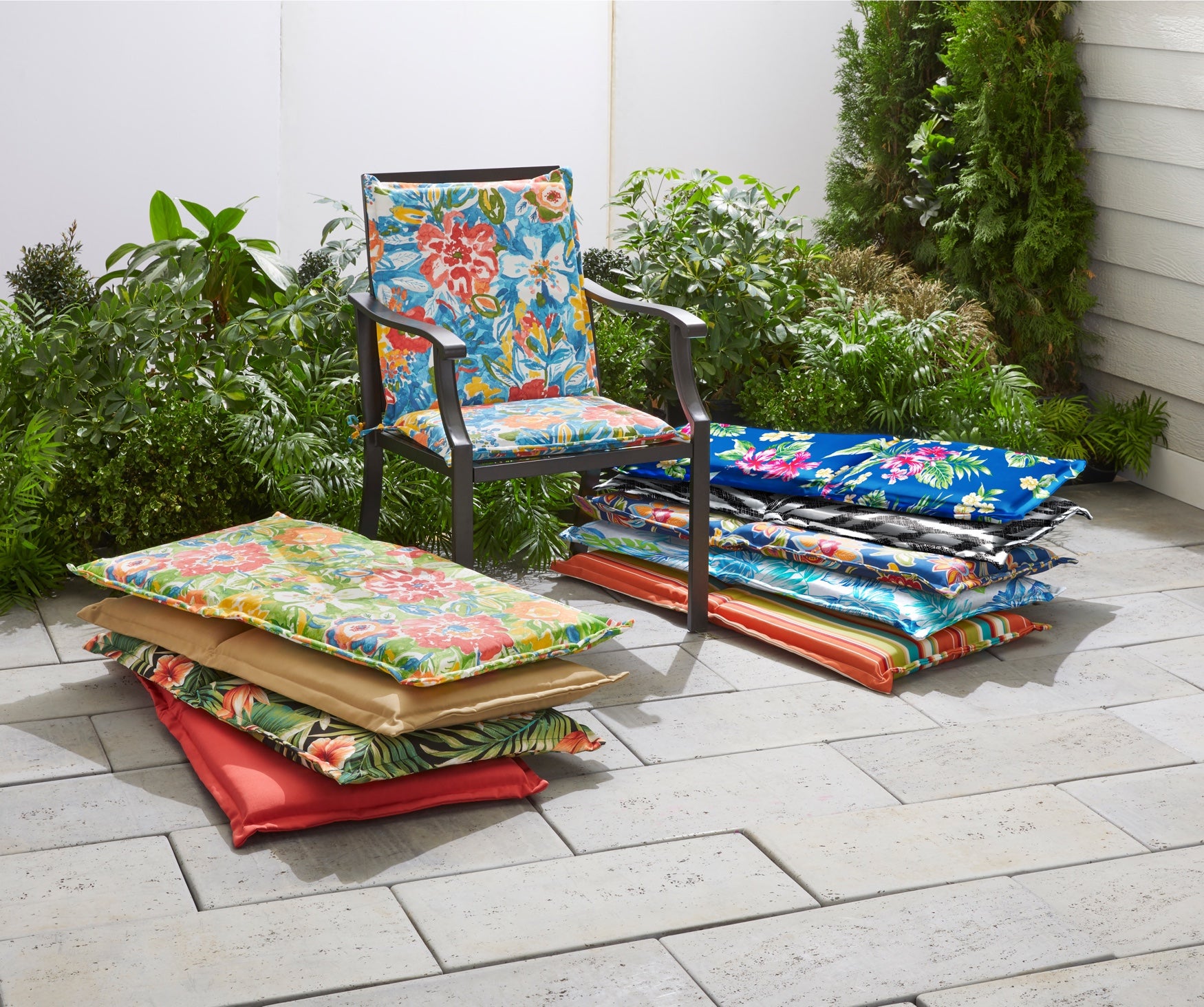 BH Outdoor Performance Flanged Hinged Cushion image number 1