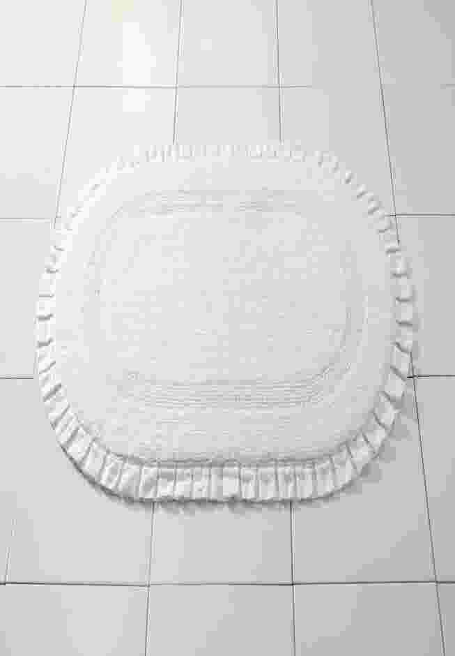 Oval Ruffle Bath Rug image number 0