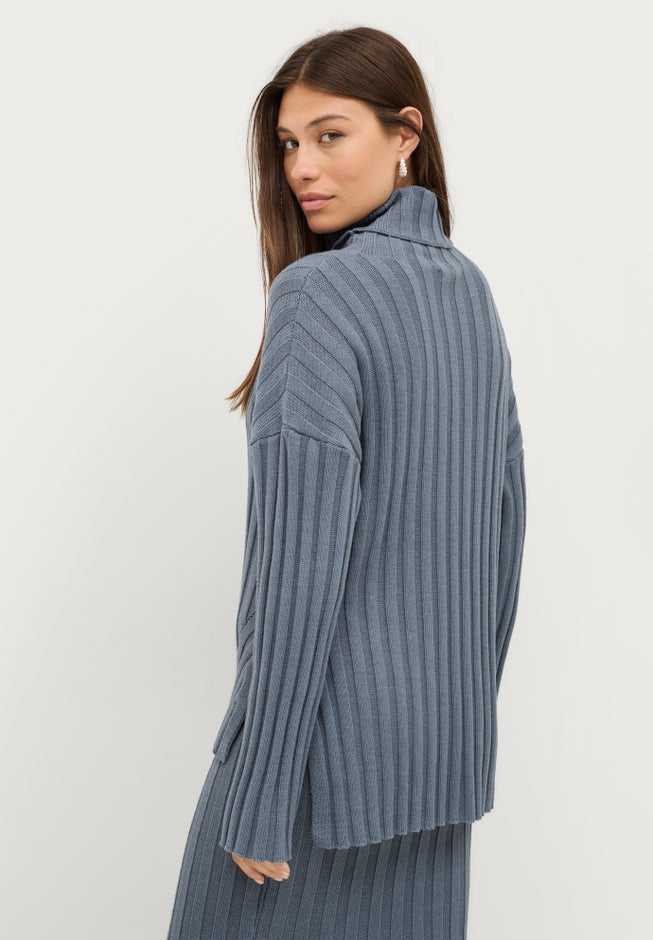 Wide Ribbed Turtleneck Pullover with Hi-Low Hem image number 1