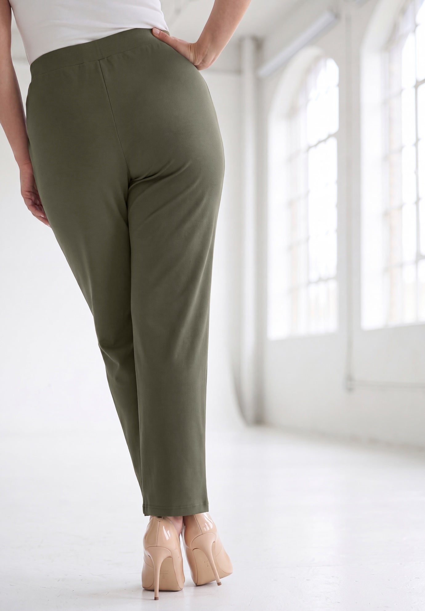 Crepe Knit Pull-On Pant image number 1