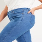 Curvie Fit Straight-Leg Jeans image number null