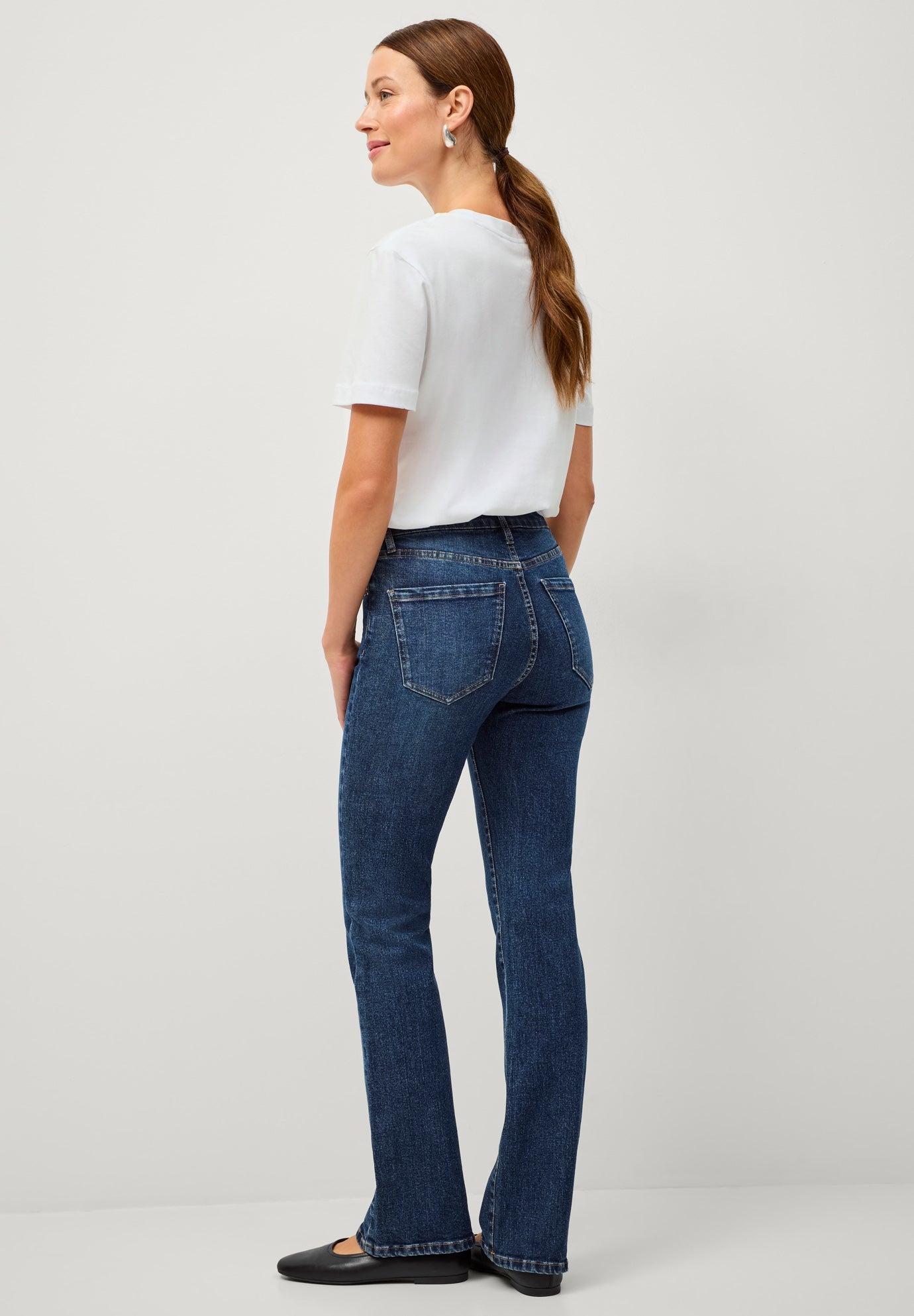 Mid-Rise Comfort Stretch 5-Pocket Bootcut Jeans image number 1
