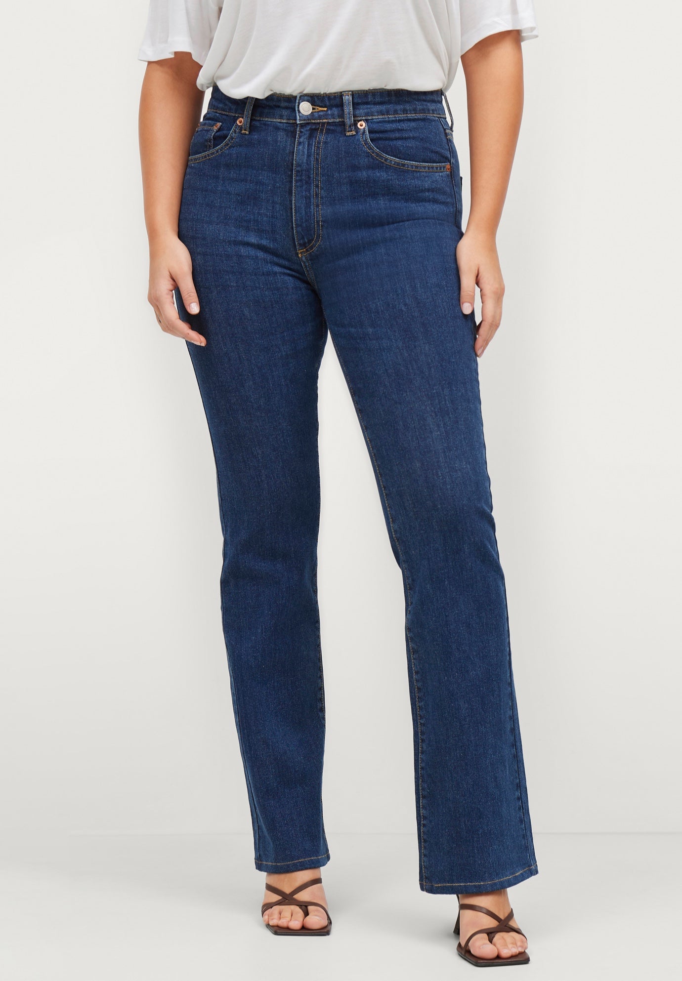 Mid-Rise Comfort Stretch 5-Pocket Bootcut Jeans image number 0
